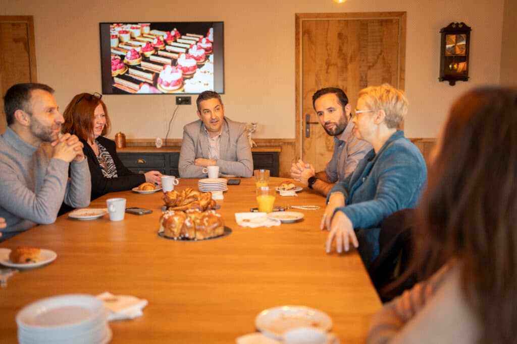 Échanges entre entrepreneurs lors d'une session à Blagnac